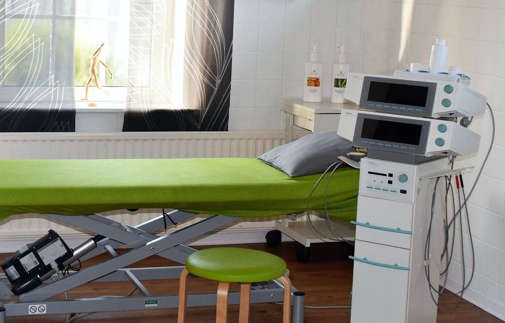 Gabinet fizykoterapii z aparaturą do zabiegów w NZOZ FIZJO-MED